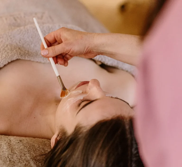 Tratamiento Personalizado – Peeling Químico + Cromoterapia LED