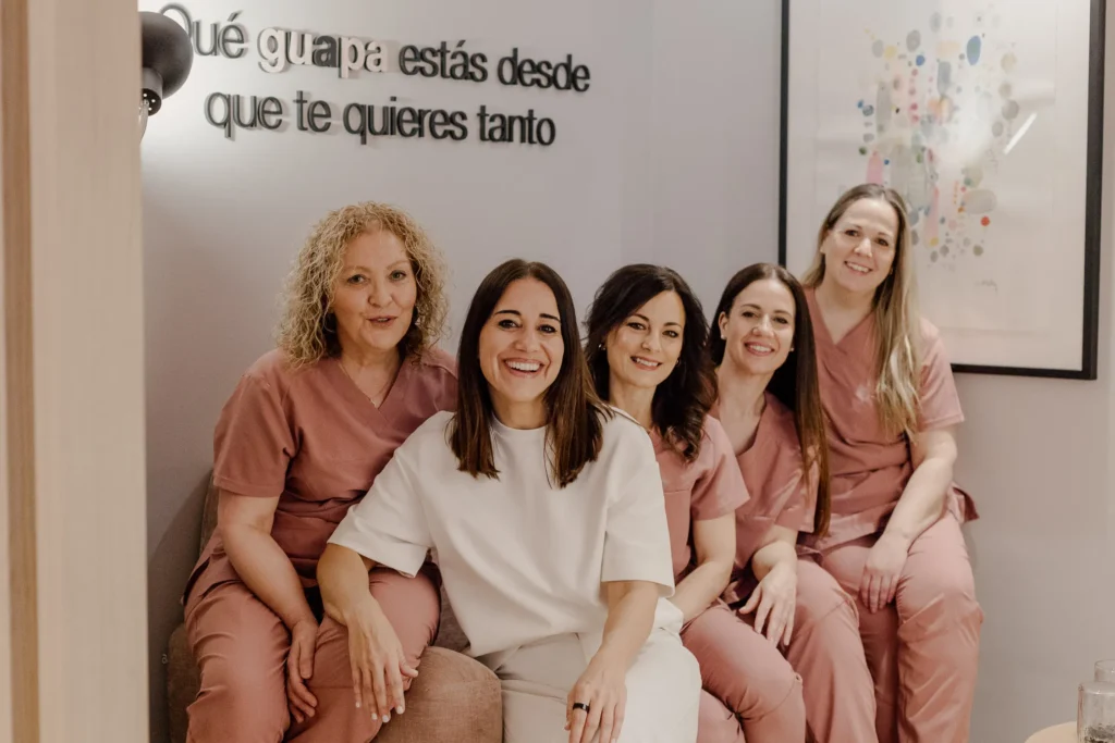 Foto de Sara Molina y 4 empleadas